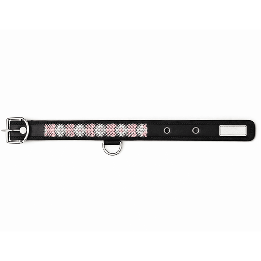 Collar Wixari Flor de Hikuri rosa negro con motivos geométricos rosas y blancos y hebilla metálica