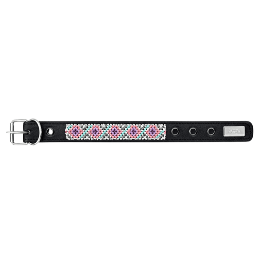 Collar Wixari Rombos Rosas negro con rombos rosas y morados con detalles blancos y turquesa y hebilla metálica