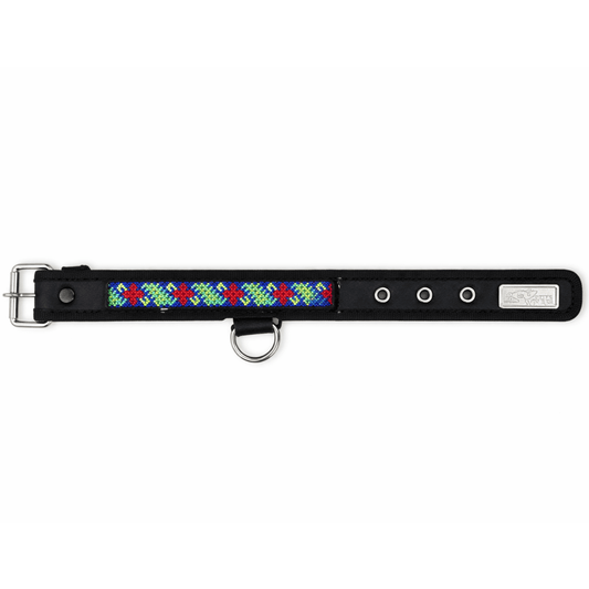 Collar Wixari Flor de Hikury Roja negro con flores rojas y verdes con fondo azul y hebilla metálica