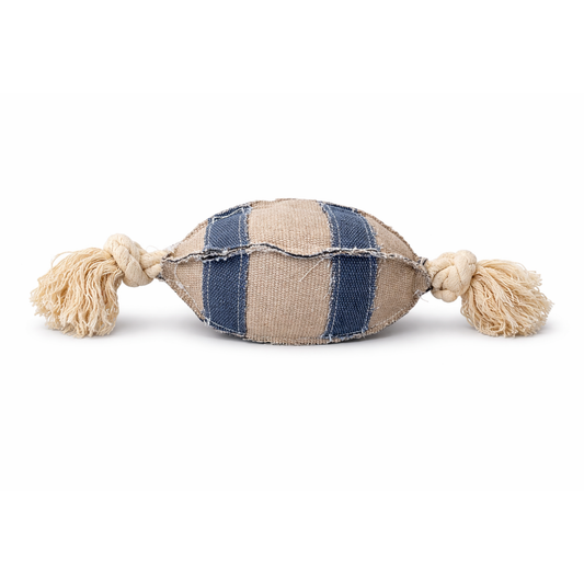 Juguete de tela para gato con forma de balón americano y extremos de cuerda