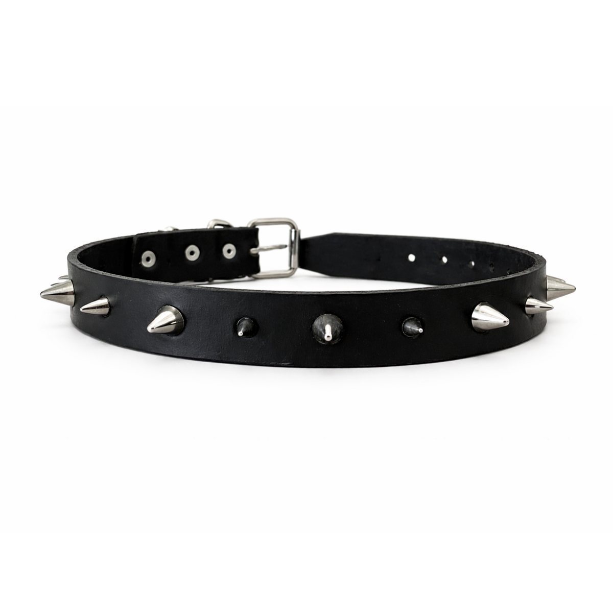 Collar negro con picos metálicos y cierre de hebilla