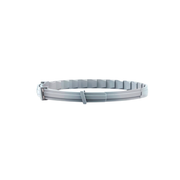 Collar gris extendido en forma ovalada, con cierre y trabillas visibles.