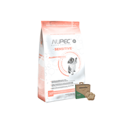 Bolsa de NUPEC Sensitive junto a una caja de jabón Sedozoo y un jabón con forma de huella.