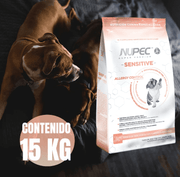Bolsa de NUPEC Sensitive frente a un perro marrón recostado.