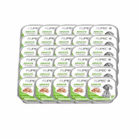 Charolas de alimento húmedo NUPEC Adulto con etiquetas verdes, dispuestas en filas.