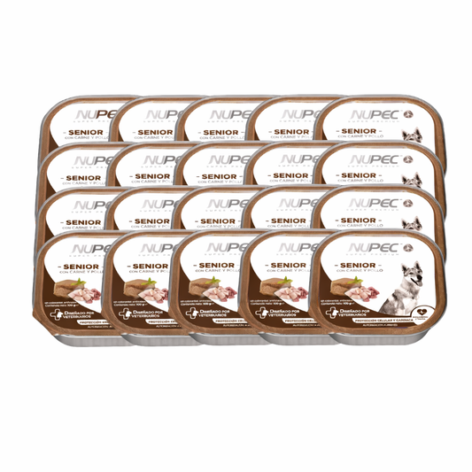 Charolas de alimento húmedo NUPEC Senior con etiquetas marrones, dispuestas en filas.