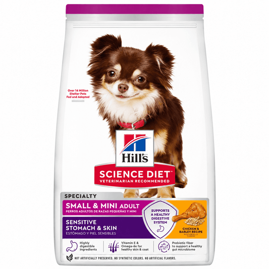 Bolsa de Hill's Science Diet Small & Mini Adult Sensitive Stomach & Skin, con etiqueta morada y un perro pequeño.