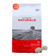 Bolsa Diamond Naturals Adult Dog Lamb Meal & Rice de 18.14 kg junto a un artículo en forma de hueso