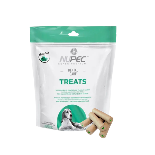 Bolsa blanca y verde de NUPEC Treats Dental Care junto a premios cilíndricos claros.