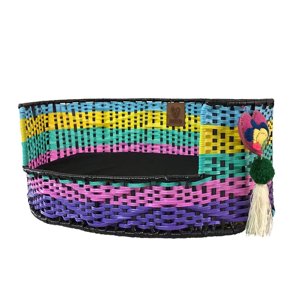 Cama Cochitta Tulum con tejido multicolor y cojín oscuro