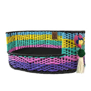 Cama Cochitta Tulum con tejido multicolor y cojín oscuro