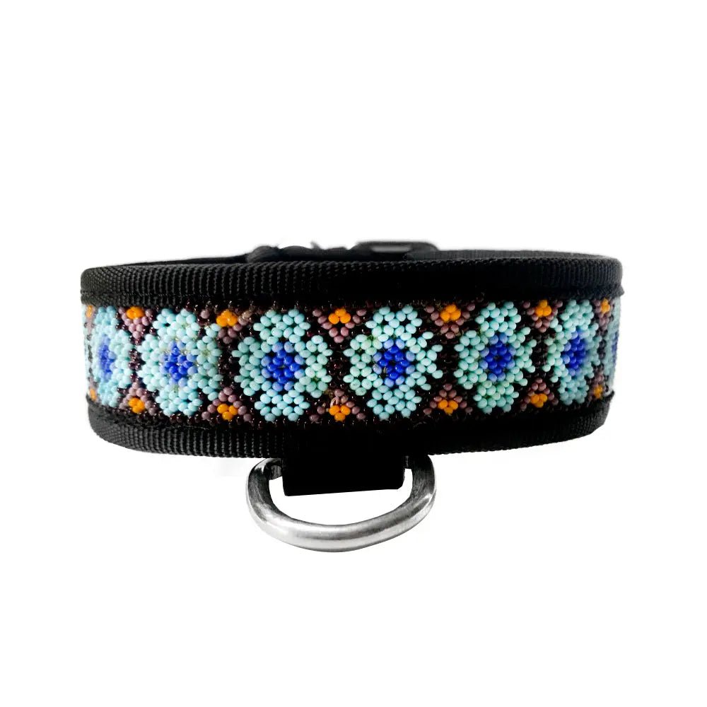 COLLAR ARTESANAL WIXARI PETS FLOR DE HIKURI (AZUL CIELO) M - FridaPets - Perro y gato - Guardarropa - FridaPets